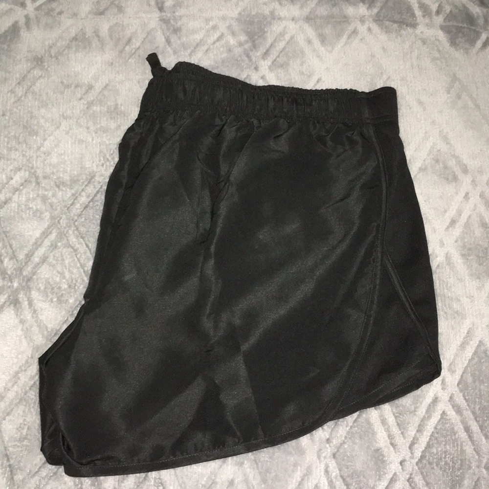 Athletic shorts with inner liner
